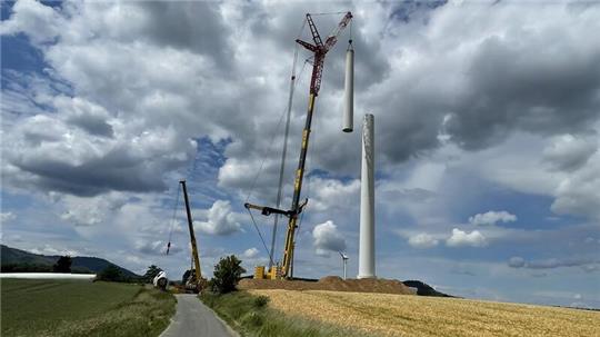 Mithilfe eines mächtigen Krans werden die beiden Windräder Einzelteil für Einzelteil zerlegt. GZ-Leser Hans-Heinrich Blendermann hat diesen beeindruckenden Moment mit der Kamera festgehalten.