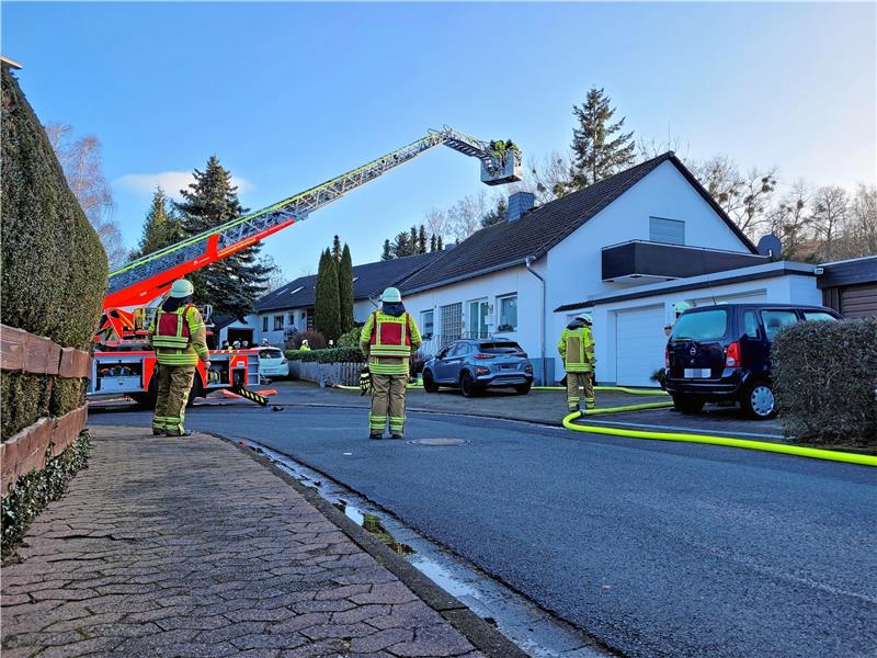Mithilfe ihrer Drehleiter erkunden die Feuerwehrleute aus der Luft das Innere des Schornsteins.  Foto: Exner