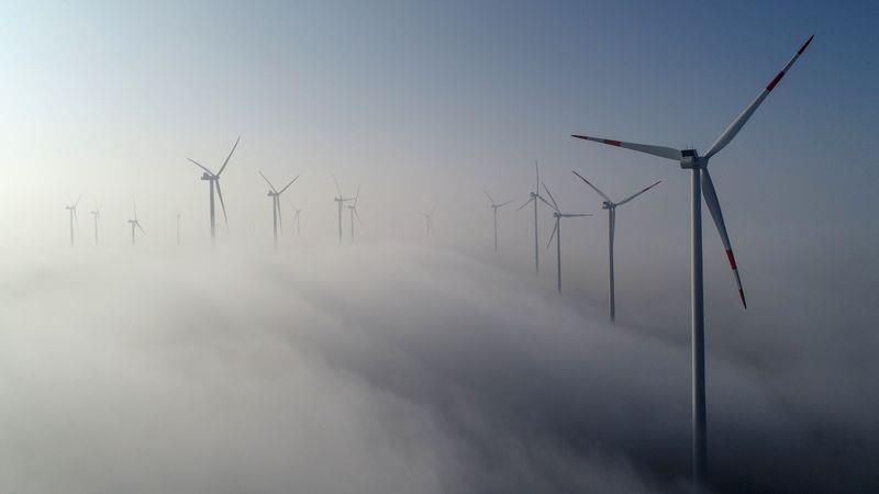 Lohnt es sich, in Energie zu investieren? Mithilfe riesiger Windräder wird Strom generiert. Foto: Patrick Pleul/dpa
