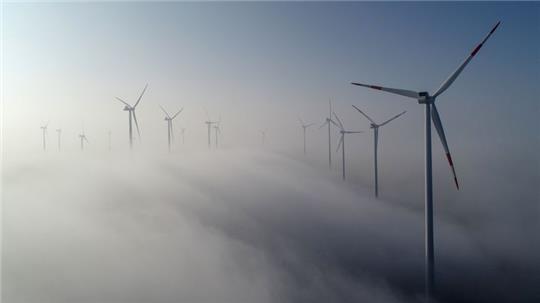 Mithilfe riesiger Windräder wird Strom generiert. Foto: Patrick Pleul/dpa