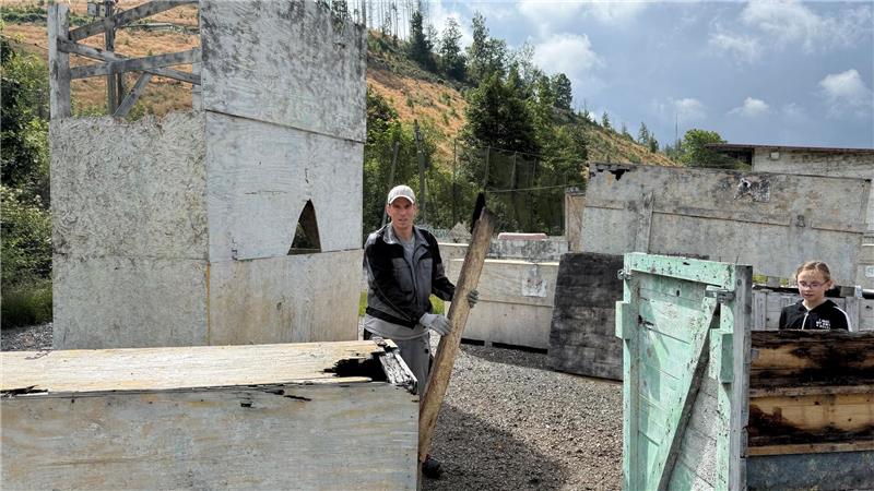 Mithilfe seiner Tochter Pauline ist Martin Raschke dabei, den Außenbereich der einstigen Paintball-Anlage zurückzubauen.