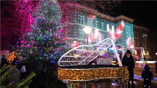 Das gibt es Neues beim 3. Seesener Lichterzauber Mithilfe von 52.000 LED-Lichtern werden die Geschichte der Familie Steinway erzählt und weihnachtliche Motive gezeigt.
