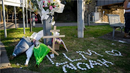 Mitschüler legten in der Nähe der Unglücksstelle Blumen nieder.