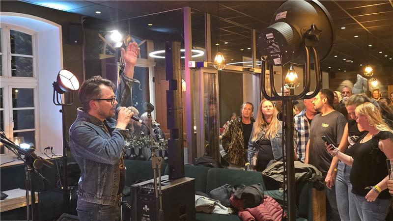 Sechs Locations, sechs Bands und ein Ticket beim Honky-Tonk Mitsingen und Feiern gewünscht: Die GoGorillas sorgen 2024 im „Schiefer“ für Stimmung.