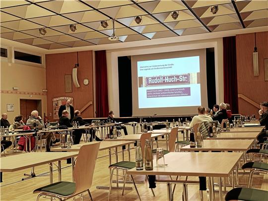 Mitte November stellt Markus Weber (stehend links) dem Kulturausschuss seine Forschungsergebnisse zu Rudolf Huch vor. Der sei Rassist und Antisemit gewesen. Als Alternative zur vom Verein Spurensuche favorisierten Umbenennung der Rudolf-Huch-Straße wird von ihm aber auch eine Ergänzung der Straßenschilder vorgeschlagen. Der Rat ließ sich auf diesen Kompromiss ein, Spurensuche kritisiert das nun. Archivfoto: Schlegel