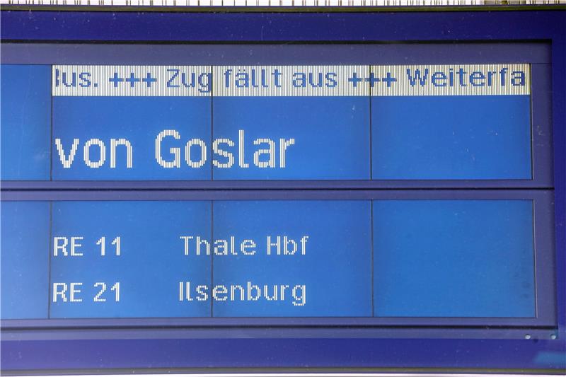 Mitteilung auf einer Anzeigetafel am Bahnhof in Halberstadt am Dienstag.  Fotos: Bein