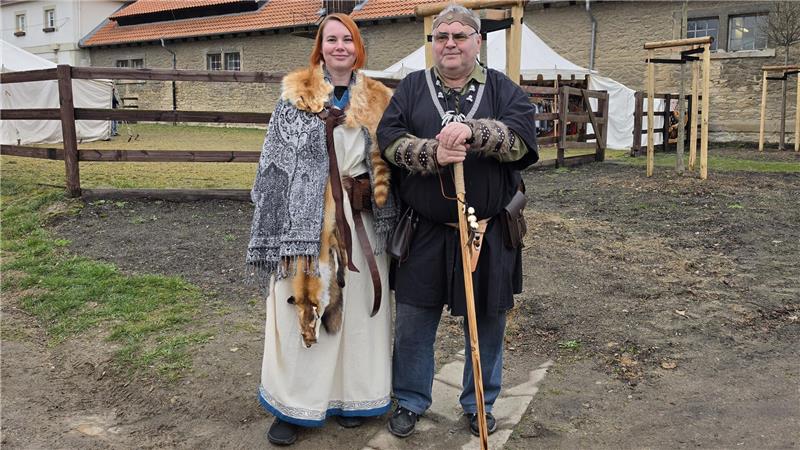 Zwei Menschen in mittelalterlicher Gewandung.