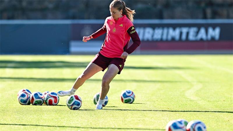 WM-Saison: Warum bei Wück ganz viel anders ist als bei Klopp Mittelfeld-Ass Sjoeke Nüsken: Trainingsarbeit vor dem Spiel gegen Australien.