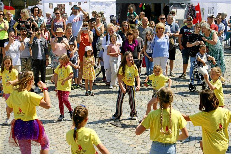 Mittelpunkt auf dem Marktplatz: Die Othfresener Kindertanzgruppe „Zumba Kids“ bringt Goslar und Gäste in Schwung. Foto: Epping