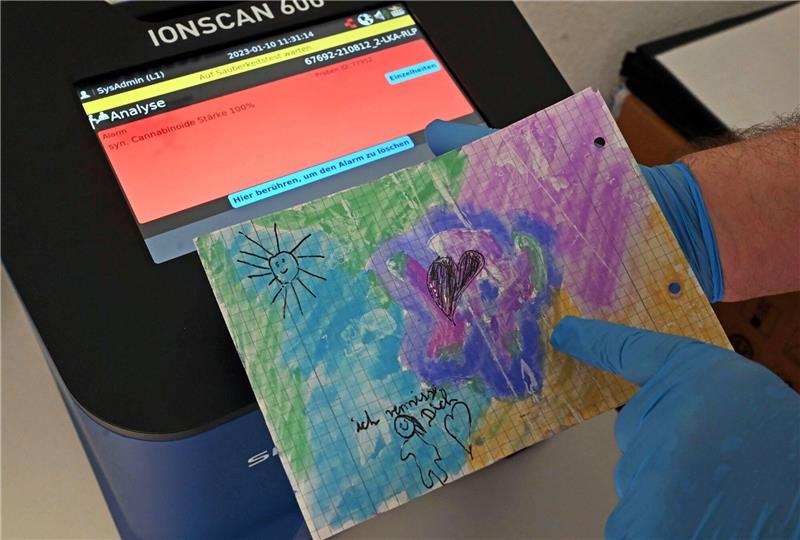 Drogenscanner in Gefängnissen setzen sich weiter durch Mittels eines Drogenscanners konnte festgestellt werden, dass das Papier des Bildes mit synthetischem Cannabinoid getränkt ist.