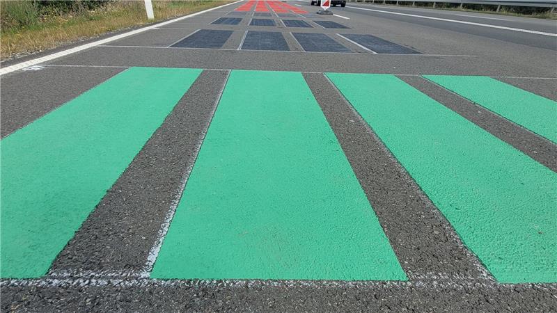 Bunte Streifen auf der B4: Das hat es damit auf sich Mitten auf der Fahrbahn der B4 im Harz finden sich seit Kurzem verschiedenfarbige Markierungsstreifen.