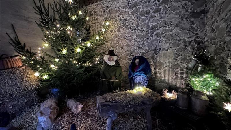 An diesem Ort in Bad Harzburg ist wirklich Weihnachten Mitten im Wald warten Maria und Josef mit dem Jesuskind auf Besucher.