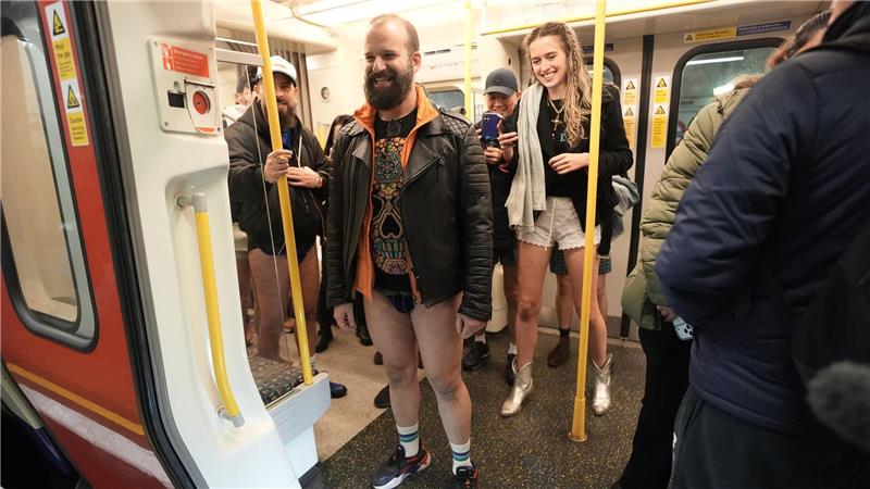 Mitten im Winter fahren Menschen in der britischen Hauptstadt London ohne Hose in die U-Bahn.
