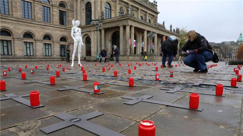 Mitten in Hannover protestieren Menschen gegen die Wahl von Anne Spiegel zur Sozialdezernentin der Region Hannover.