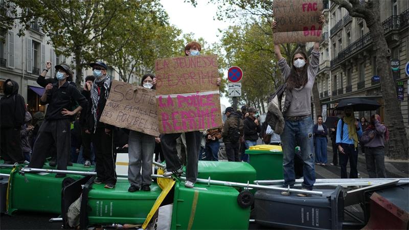Schulproteste in Frankreich: Regierung weiter unter Druck Mitten in Paris errichteten protestierende Studenten Barrikaden.