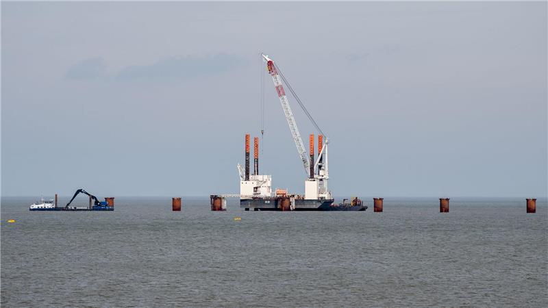 Schiff für zweites LNG-Terminal in Wilhelmshaven erwartet Mitten in der Jade wurde ein Anleger für das zweite schwimmende LNG-Terminal in Wilhelmshaven gebaut - das Spezialschiff „Excelsior“ soll nun anlegen. (Archivbild)