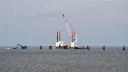 Mitten in der Jade wurde ein Anleger für das zweite schwimmende LNG-Terminal in Wilhelmshaven gebaut - das Spezialschiff „Excelsior“ soll nun anlegen. (Archivbild)