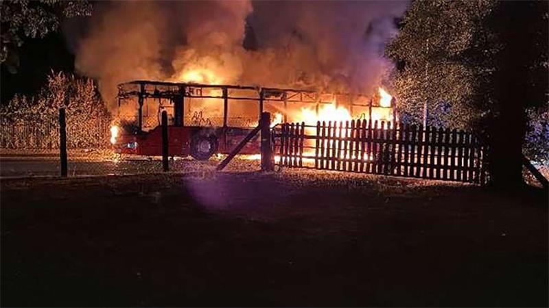 Mitten in der Nacht fängt ein Linienbus im Landkreis Diepholz Feuer - mehr als ein dutzend Insassen kommen unverletzt davon.