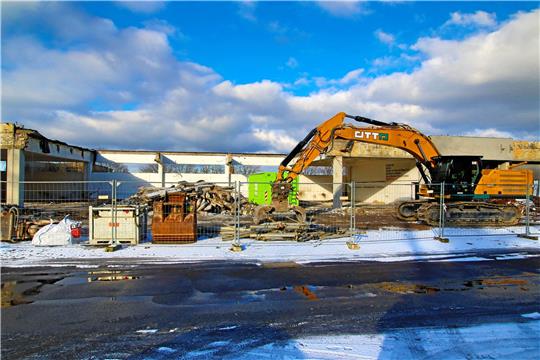 Mitten in der Stadt und auf historischen Boden: Der Bagger beseitigt im Pfalz-Quartier derzeit die Bausünden aus der Bundesgrenzschutz-Zeit.  Fotos: Epping