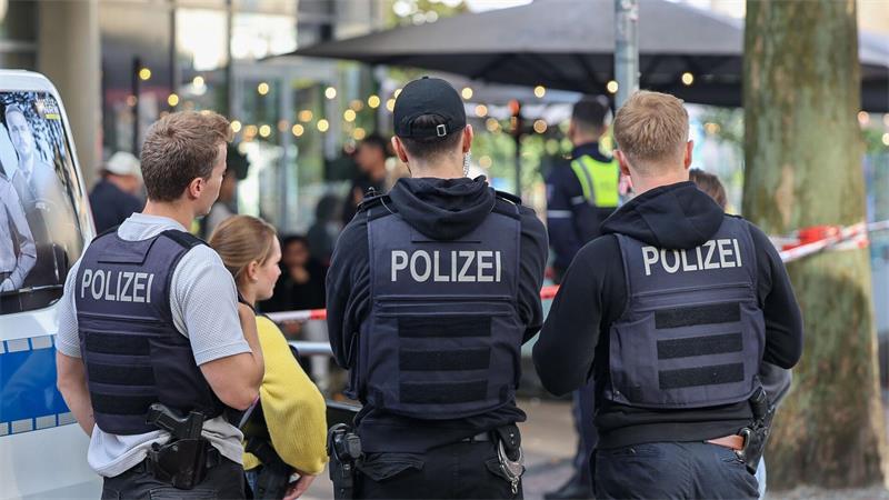 Mitten in der belebten Essener Innenstadt haben maskierte Männer einen Häftling befreit, der in eine Arztpraxis gebracht werden sollte.