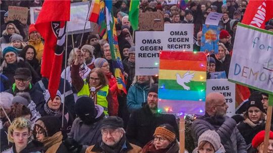 Mittendrin bei der Anti-AfD-Demo im Januar vor dem Bündheimer Schloss: die Omas gegen Rechts im Harz aus Halberstadt.