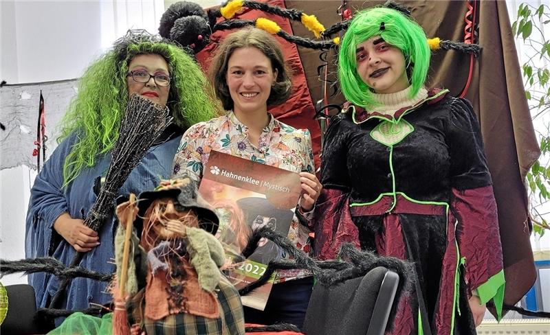 Hahnenklee wird zum Hexenkessel Mittendrin, nicht nur dabei: Als Geschäftsstellenleiterin ist Isabel Junior ohnehin das HTG-Gesicht vor Ort und operative Leiterin – hier mit Heike Kleina (li.) und Juliette Strellci (re.) bei der Walpurgis-Ankündigung im Vorjahr. Ab dem 1. April erhält sie einen befristeten Vertrag als Geschäftsführerin. Archivfoto: Skuza