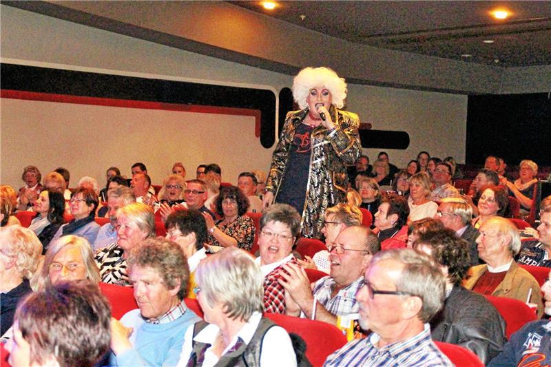 Mittendrin, nicht nur ganz vorn: Travestie-Queen Tante Valetti alias Ralf Ottmers infiziert ihr Goslarer Publikum mit dem Kreuzfahrt-Virus.  Foto: Leifeld