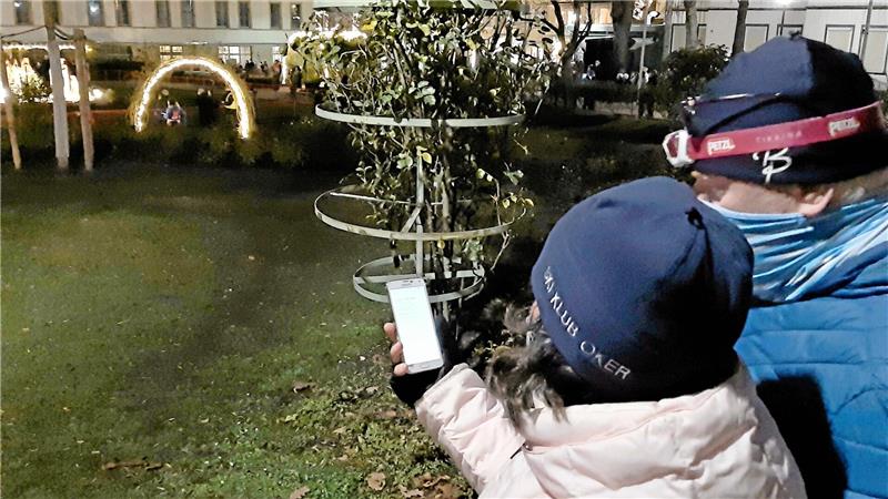 Mittlerweile bewährte Praxis an der Krippe im Rosengarten: Liedtexte können per QR-Code auf dem Smartphone abgerufen werden. Das geht nun erstmals auch beim Adventsliedersingen in der Lutherkirche am 30. November.