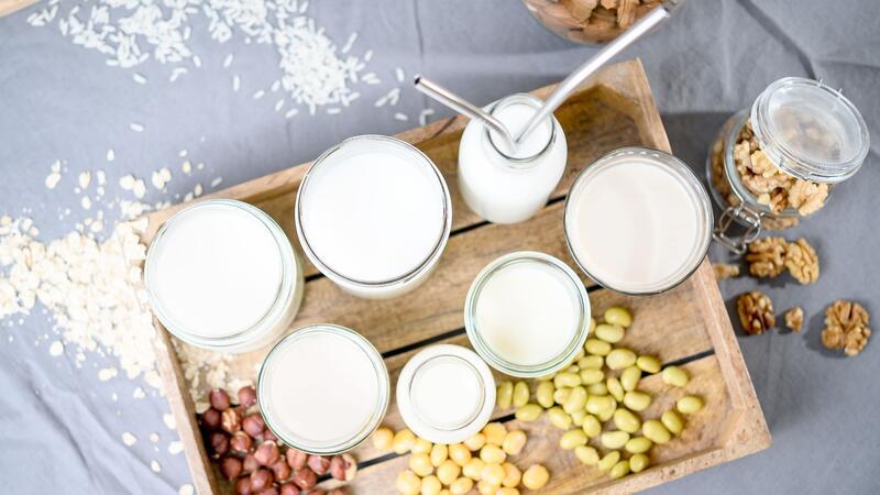 So nützlich ist eine vegetarische Ernährung Mittlerweile gibt es für Kuhmilch viele pflanzliche Alternativen.