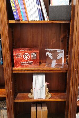 Bad Harzburger Bücher-Heimat wird doppelt ausgezeichnet Mittlerweile haben die Preise bereits einen Platz in der Bücher-Heimat gefunden.