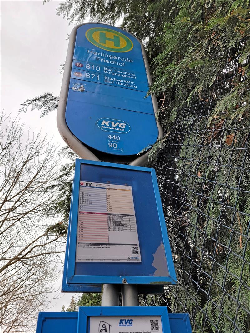 Harz-Bus tauscht seine Fahrpläne in Harlingerode aus Mittlerweile hängt der Harzbus-Fahrplan an der Haltestelle Harlingerode Friedhof wieder. Bis vor Kurzem war er mehrere Monate lang verschwunden, sehr zum Ärger einiger Harlingeröder. Foto: Exner
