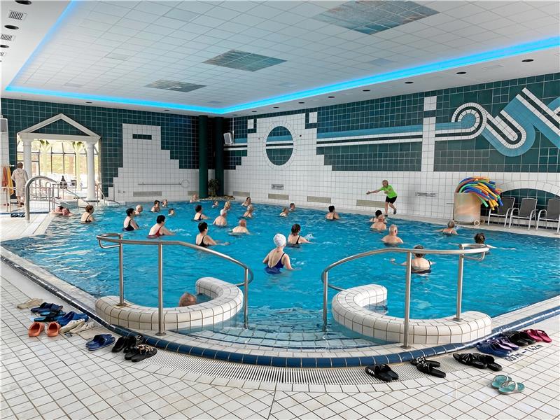 Was ist mit Bad Harzburgs Therme los? Mittlerweile läuft immer mehr normal – beispielsweise die Wassergymnastik unter der neuen Hallendecke. Fotos: Schlegel