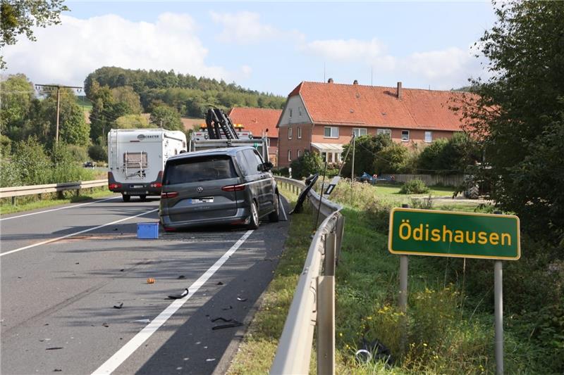 Mittlerweile leitet die Polizei wartende Autos langsam am Unfall vorbei. Fotos: Neuendorf