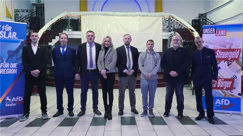 Eine Gruppe Menschen steht nebeneinander.