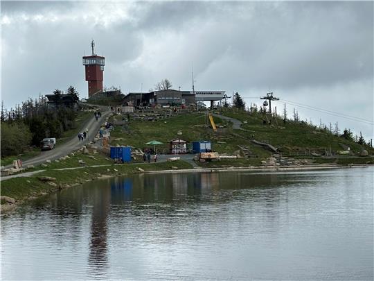 Mobiler Kiosk und zwei Container für die Lagerung: Die Wurmbergseilbahn-Gesellschaft startet erst einmal provisorisch in die Gastronomie. Das Unternehmen will angesichts schlechter Winter das Sommergeschäft stärken.  Fotos: Eggers