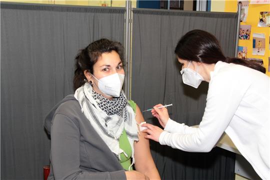 Mobiles Impfangebot des Landkreises Goslar: Franziska Picard (links) lässt sich von Sandra Burmester in der ehemaligen Grundschule Döhren eine Impfung gegen das Corona-Virus geben.  Foto: Leifeld