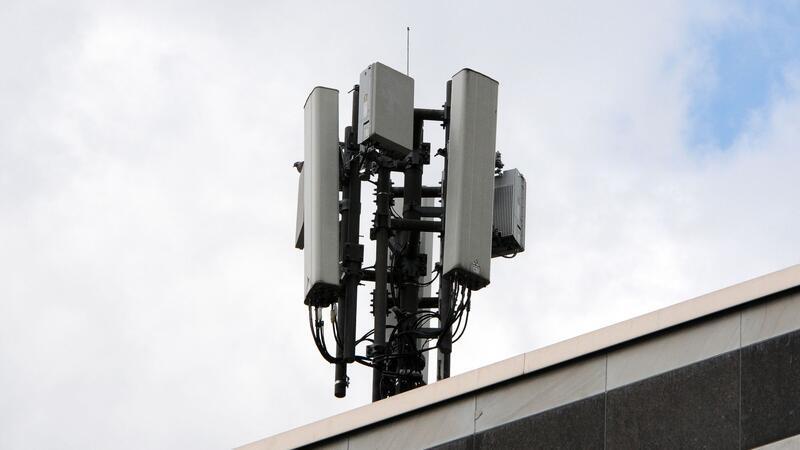 Mobilfunkantennen des Funkstandards 4G (länglich) und 5G (quadratisch) sind auf dem Dach der Bundesnetzagentur an einem Mast montiert.