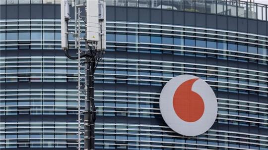 Mobilfunkantennen von Vodafone sind vor der Deutschlandzentrale installiert: Der Telekommunikationsanbieter will sein Handynetz in Deutschland weiter ausbauen.