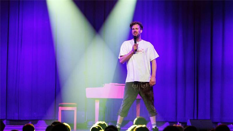 Luke Mockridge baut Skandal um Behinderten-Witze in Show ein Mockridge steht zum ersten Mal seit dem Skandal um Behindertenwitze auf einer deutschen Bühne
