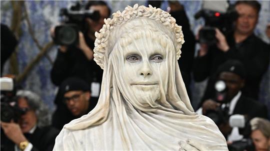 Model Heidi Klum erschien verkleidet als Statue zur Met-Gala. 
