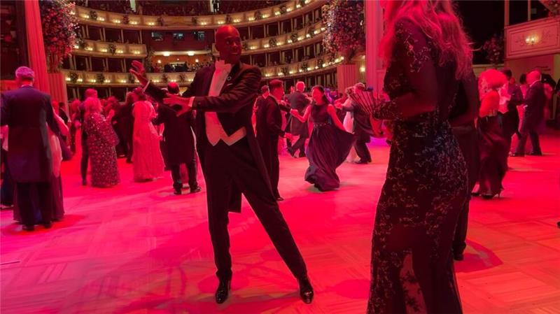 Opernball glitzert ohne Lugner mit Sternchen statt Stars Model und „Supertalent“-Juror Bruce Darnell legt eine heiße Sohle aufs Parkett.