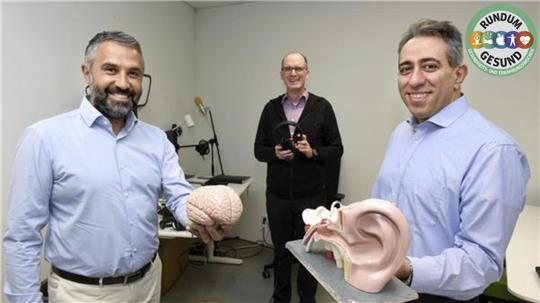 Modelle von einem Gehirn und einem Ohr brachten die Wolfsburger Chefärzte Dr. hakan Cangür (links) und Professor Dr. Omid Majdani (rechts) mit. Die Fragen zum Thema Schwindel stellte Redakteur Markus Kutscsher. Foto: Lars Landmann/Regios24
