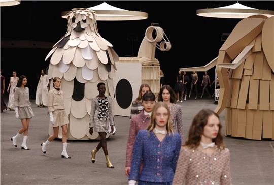Tierskulpturen bei der Haute Couture Show von Chanel Models mit Kreationen der Chanel Haute Couture Frühjahr-Sommer-Kollektion 2023.