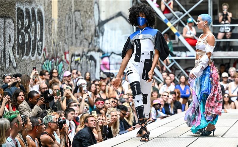 Berliner Fashion Week ist gestartet Models präsentieren Kreationen der Designerin Melisa Minca.