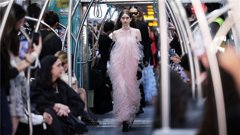 Bilder des Tages Models tragen Kreationen von Gloria Coelho während einer Veranstaltung der Sao Paulo Fashion Week in der U-Bahn.