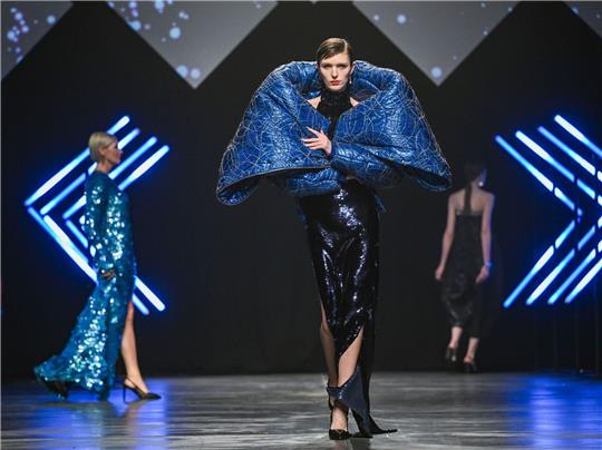 Models zeigen Kreationen von Designer Kilian Kerner in der Verti Music Hall.