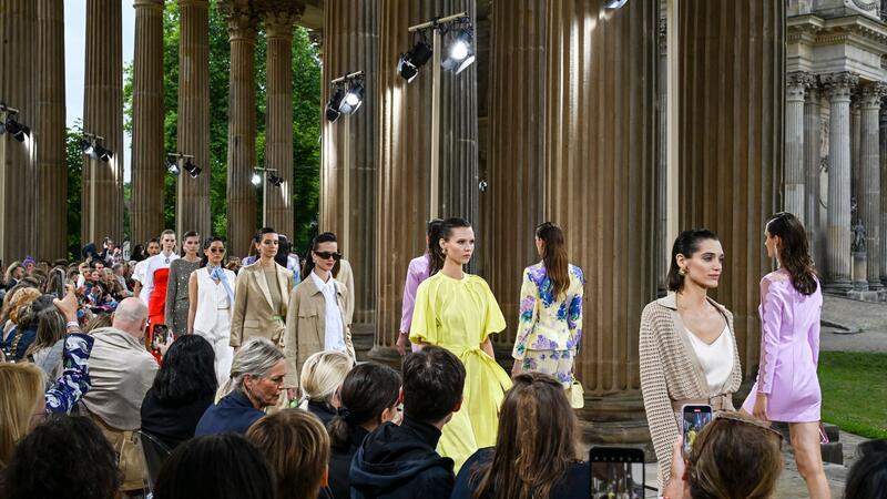 Amira Pocher zeigt sich zum ersten Mal mit neuem Freund Models zeigen eine neue Kollektion vom Label Marc Cain.