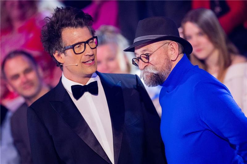 Moderator Daniel Hartwich spricht mit Fernsehkoch Horst Lichter.
