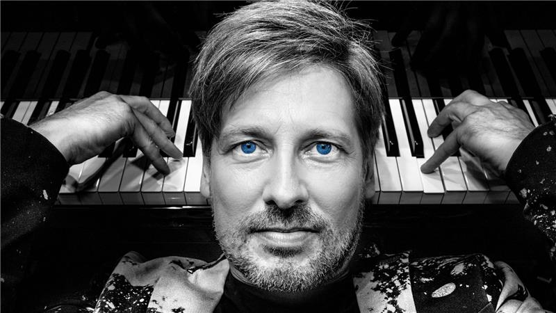 Moderator Daniel Helfrich präsentiert eine neue Ausgabe seiner beliebten Mix-Show der Kleinkunst im Kulturkraftwerk, den „Kultursalon on Tour“.