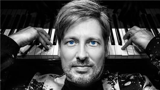 Moderator Daniel Helfrich präsentiert eine neue Ausgabe seiner beliebten Mix-Show der Kleinkunst im Kulturkraftwerk, den „Kultursalon on Tour“.